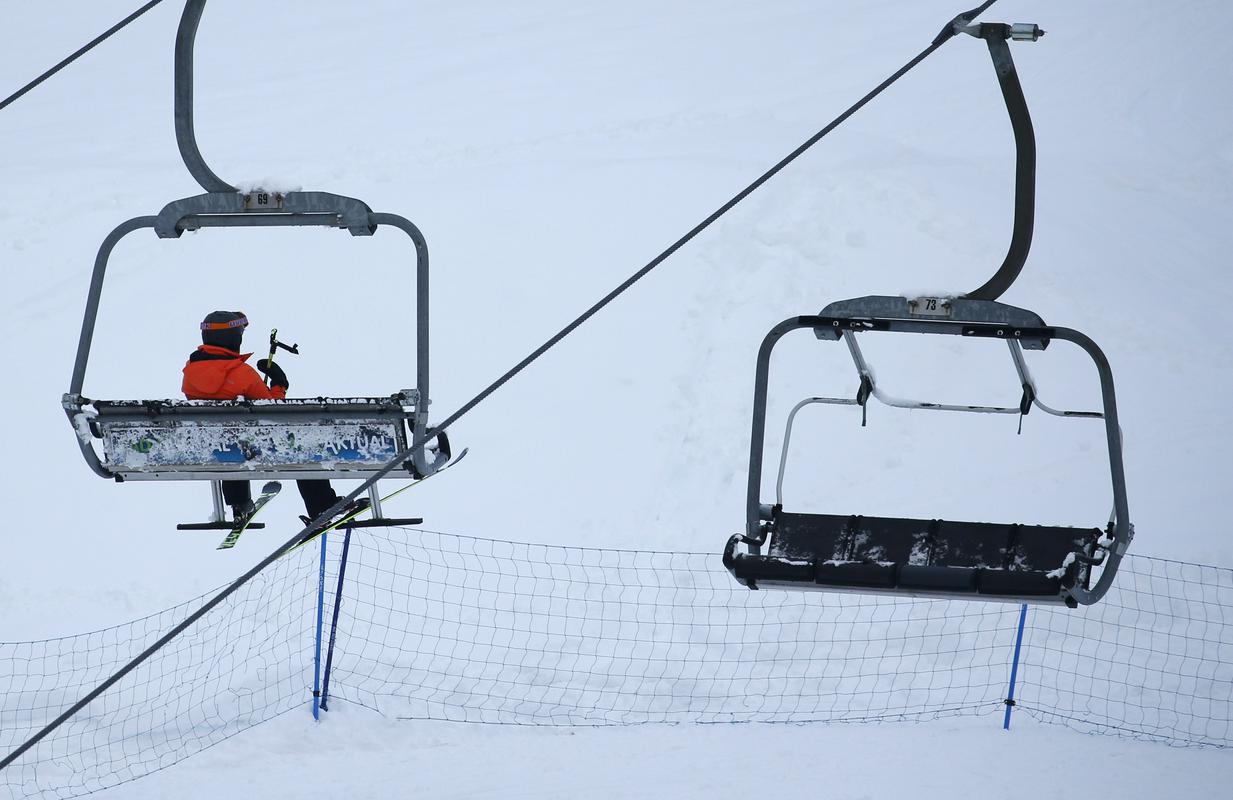 60 odstotkov vprašanih v raziskavi med počitnicami načrtuje smuko. Opozorila pred poškodbami.