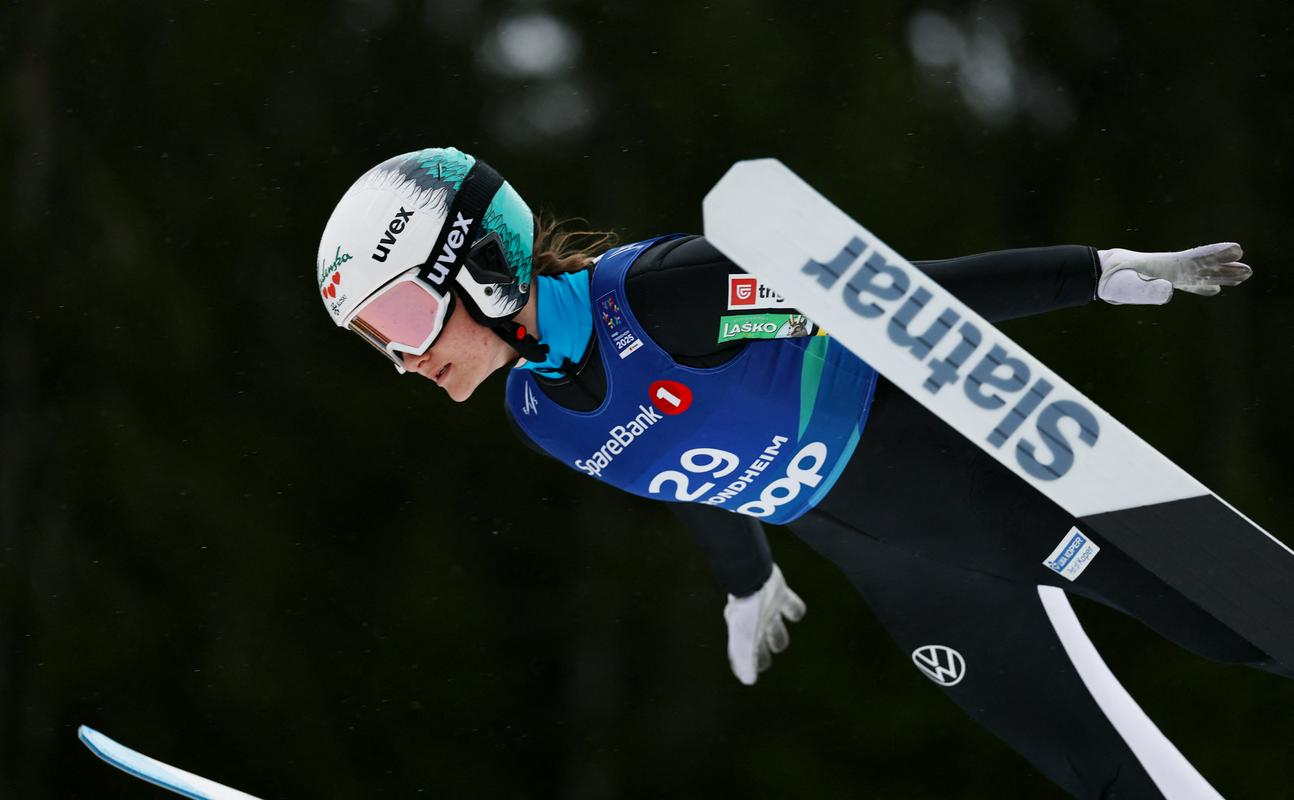 Ema Volavšek tik pod stopničkami v Seefeldu