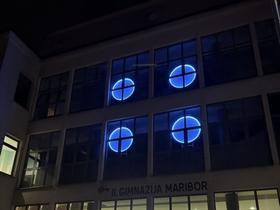 II gimnazija Maribor je svoje pročelje osvetlila s štirimi pikami. Foto: SOJ RTV SLO