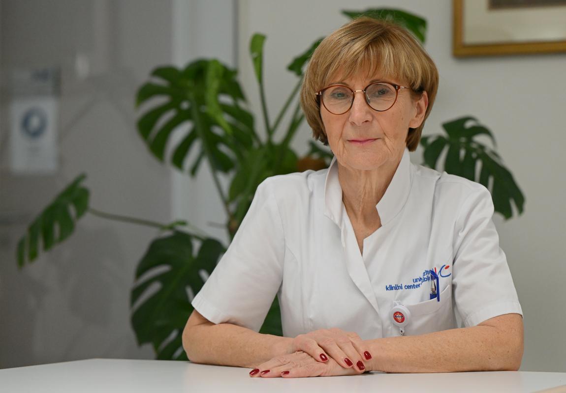Metoda Dodič Fikfak že od leta 2000 vodi Klinični inštitut za medicino dela, prometa in športa. S sodelavci intenzivno raziskujejo vplive poklicnega tveganja na umrljivost in obolevnost posameznih poklicnih skupin, tveganje pojava mezotelioma, pljučnega raka in drugih rakov pri ljudeh, izpostavljenih azbestu, vplive prestrukturiranja gospodarstva na zdravje delavcev in drugo. Foto: Žiga Živulović jr./BoBo Metoda Dodič Fikfak že od leta 2000 vodi Klinični inštitut za medicino dela, prometa in športa. S sodelavci intenzivno raziskujejo vplive poklicnega tveganja na umrljivost in obolevnost posameznih poklicnih skupin, tveganje pojava mezotelioma, pljučnega raka in drugih rakov pri ljudeh, izpostavljenih azbestu, vplive prestrukturiranja gospodarstva na zdravje delavcev in drugo. Foto: Žiga Živulović jr./BoBo