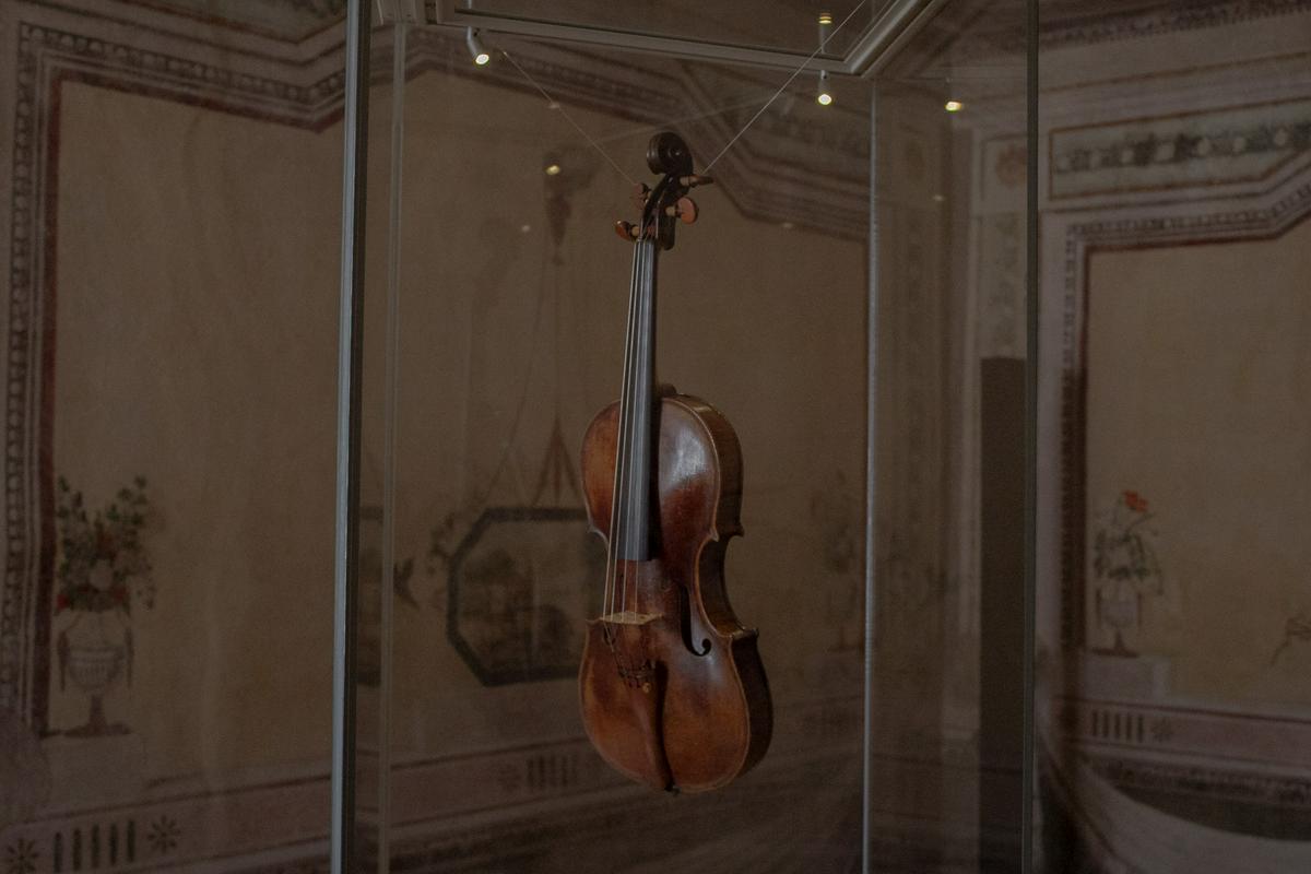 Ena izmed treh Tartinijevih violin, ki jih je imel v času smrti. Na njo glasbeniki še vedno pogosto zaigrajo. Foto: Andrea Gardia Ena izmed treh Tartinijevih violin, ki jih je imel v času smrti. Na njo glasbeniki še vedno pogosto zaigrajo. Foto: Andrea Gardia