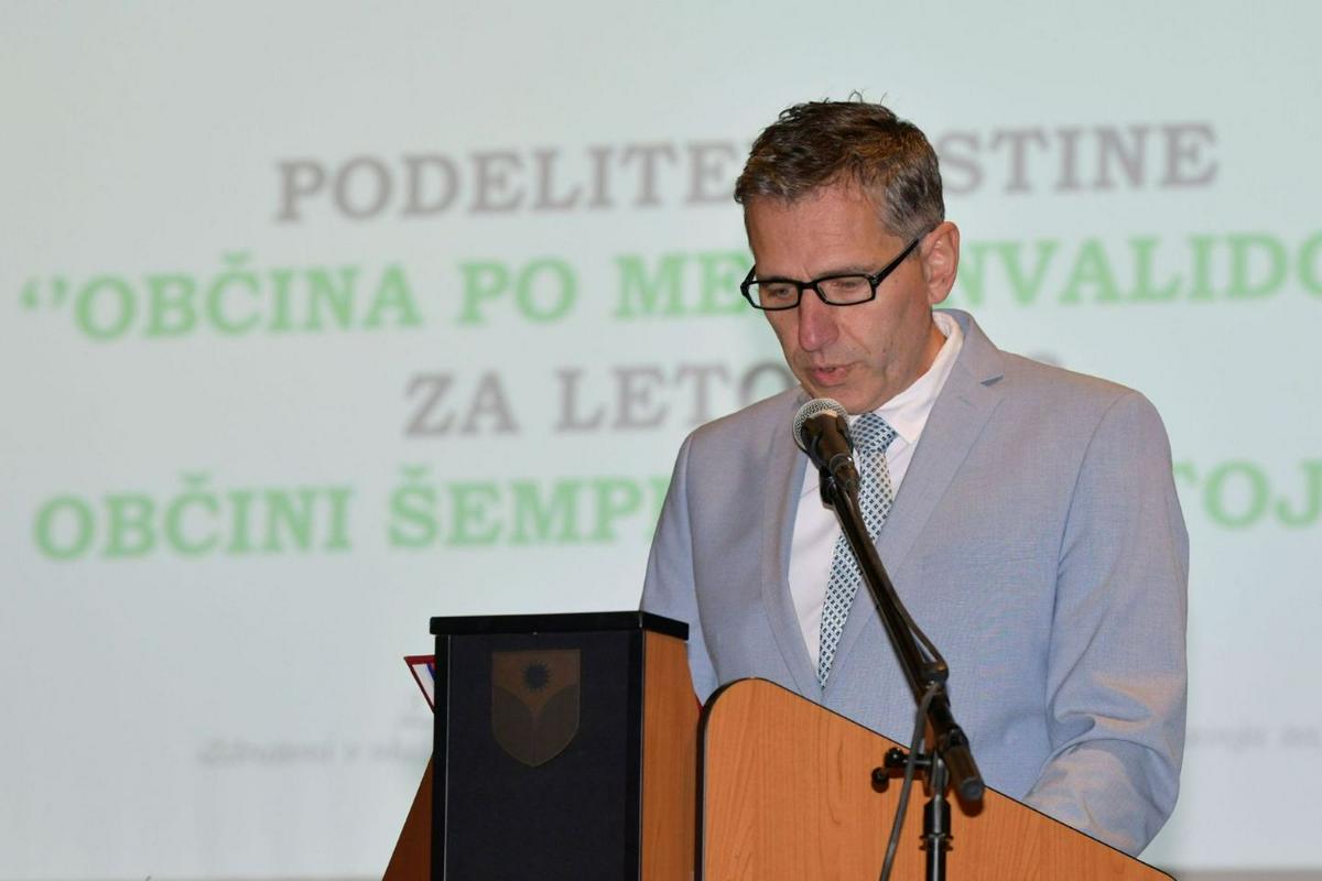 Peter Bršek za govorniškim odrom med podelitvijo listine Peter Bršek za govorniškim odrom med podelitvijo listine