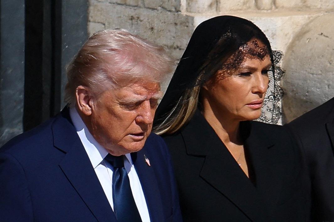 Donald in Melania Trump na papeževem pogrebu v Vatikanu prejšnjo soboto. Foto: Reuters Donald in Melania Trump na papeževem pogrebu v Vatikanu prejšnjo soboto. Foto: Reuters