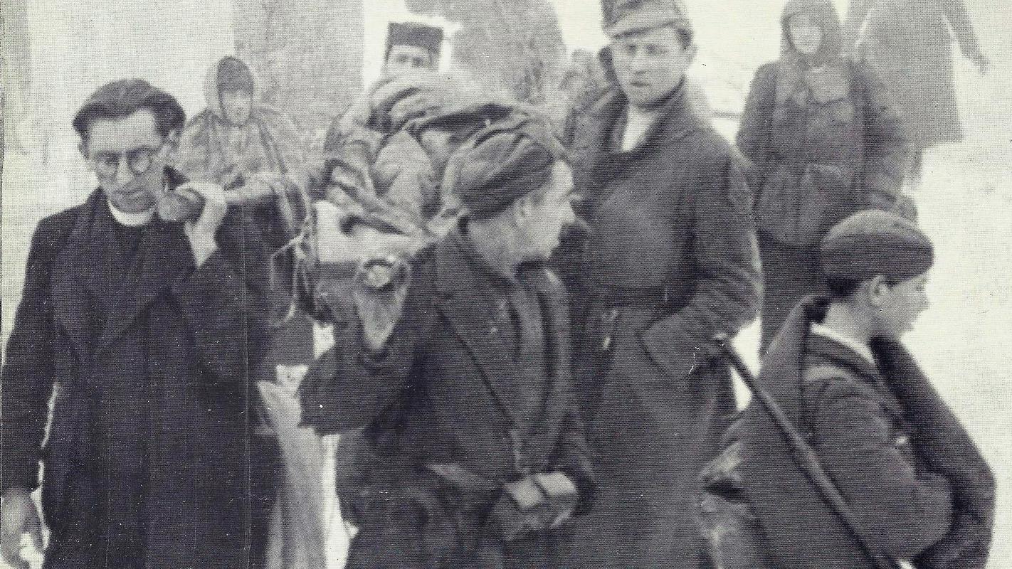 Prenos ranjencev 14 divizije na Paškem Kozjaku 19. februarja 1944, prvi z leve je duhovnik in verski referent divizije Jože Lampret. Foto: Wikipedija Prenos ranjencev 14 divizije na Paškem Kozjaku 19. februarja 1944, prvi z leve je duhovnik in verski referent divizije Jože Lampret. Foto: Wikipedija