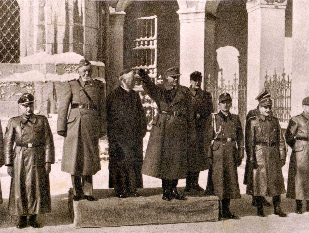 Leon Rupnik, škof Gregorij Rožman in SS-general Erwin Rösener pregledujejo Domobransko vojsko, ob drugi domobranski prisegi Hitlerju in SS-u, 30. januarja 1945. Foto: Wikipedija Leon Rupnik, škof Gregorij Rožman in SS-general Erwin Rösener pregledujejo Domobransko vojsko, ob drugi domobranski prisegi Hitlerju in SS-u, 30. januarja 1945. Foto: Wikipedija