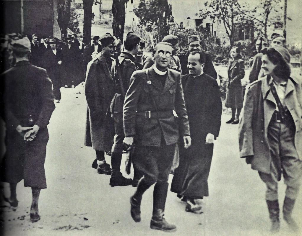 Po partizanskem mitingu v Prezidu septembra 1943, v ospredju verski referent XIV. divizije Jože Lampret, drugi duhovnik pa je domači župnik iz Prezida. Foto: Wikipedia Po partizanskem mitingu v Prezidu septembra 1943, v ospredju verski referent XIV. divizije Jože Lampret, drugi duhovnik pa je domači župnik iz Prezida. Foto: Wikipedia