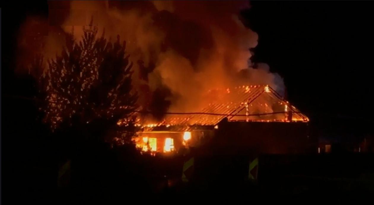 Goreča stavba v bližini avtoceste na Vrhniki. Foto: Televizija Slovenija (zajem zaslona)/Vir: Siol.net Goreča stavba v bližini avtoceste na Vrhniki. Foto: Televizija Slovenija (zajem zaslona)/Vir: Siol.net