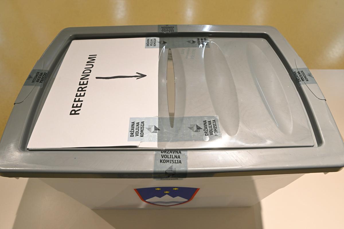 Za uspeh zakonodajnega referenduma mora biti od ustavnih sprememb leta 2013 dosežen zavrnitveni kvorum. To pomeni, da je zakon na referendumu zavrnjen, če proti njemu glasuje večina volivcev, ki so veljavno glasovali, pod pogojem, da proti zakonu glasuje najmanj petina vseh volivcev. Število volivcev, ki je moralo za uspeh referenduma glasovati proti, se je v zadnjih letih gibalo okoli 340.000. Foto: BoBo Za uspeh zakonodajnega referenduma mora biti od ustavnih sprememb leta 2013 dosežen zavrnitveni kvorum. To pomeni, da je zakon na referendumu zavrnjen, če proti njemu glasuje večina volivcev, ki so veljavno glasovali, pod pogojem, da proti zakonu glasuje najmanj petina vseh volivcev. Število volivcev, ki je moralo za uspeh referenduma glasovati proti, se je v zadnjih letih gibalo okoli 340.000. Foto: BoBo