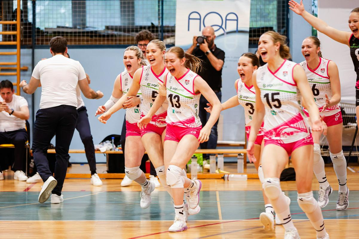 Veselje novih državnih prvakinj. Foto: www.alesfevzer.com Veselje novih državnih prvakinj. Foto: www.alesfevzer.com