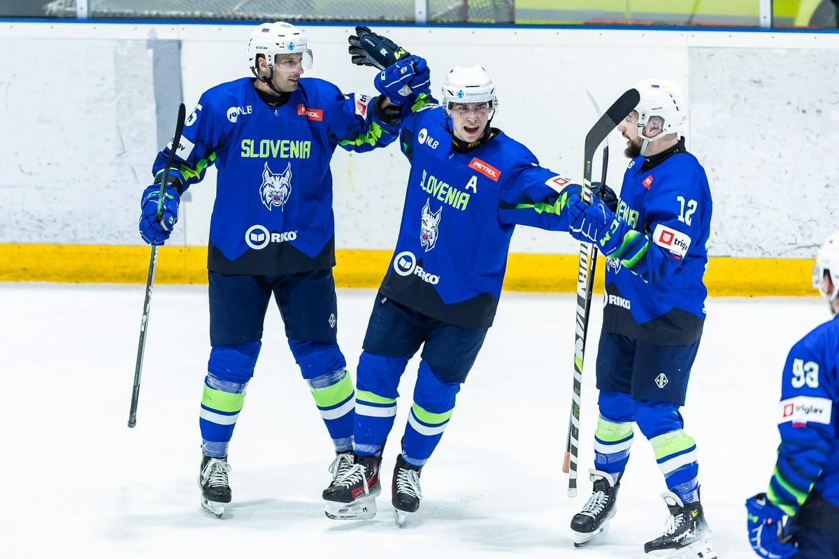 Blaž Gregorc (levo) je po pol ure izenačil na 2:2 ob prednosti igralca več. Foto: www.alesfevzer.com Blaž Gregorc (levo) je po pol ure izenačil na 2:2 ob prednosti igralca več. Foto: www.alesfevzer.com