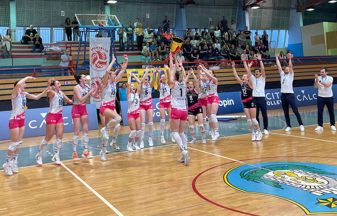 Mariborske odbojkarice so sedemnajstič državne prvakinje. Prekinile so niz petih zaporednih uspehov Calcita Volleyja. Na odločilni peti tekmi finalne serije so gladko zmagale z 0:3, pri čemer so izkoristile 42 odstotkov napadov, Kamničanke pa le 21 odstotkov. Foto: MMC RTV SLO/T. O. Mariborske odbojkarice so sedemnajstič državne prvakinje. Prekinile so niz petih zaporednih uspehov Calcita Volleyja. Na odločilni peti tekmi finalne serije so gladko zmagale z 0:3, pri čemer so izkoristile 42 odstotkov napadov, Kamničanke pa le 21 odstotkov. Foto: MMC RTV SLO/T. O.