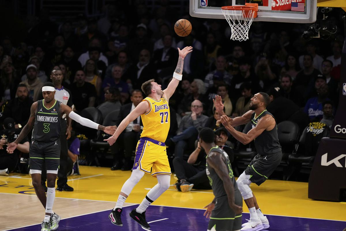 Dončić je 13 točk dosegel v tretji četrtini, ko je kazalo, da bi lahko Jezernikom uspel preobrat. Foto: AP Dončić je 13 točk dosegel v tretji četrtini, ko je kazalo, da bi lahko Jezernikom uspel preobrat. Foto: AP