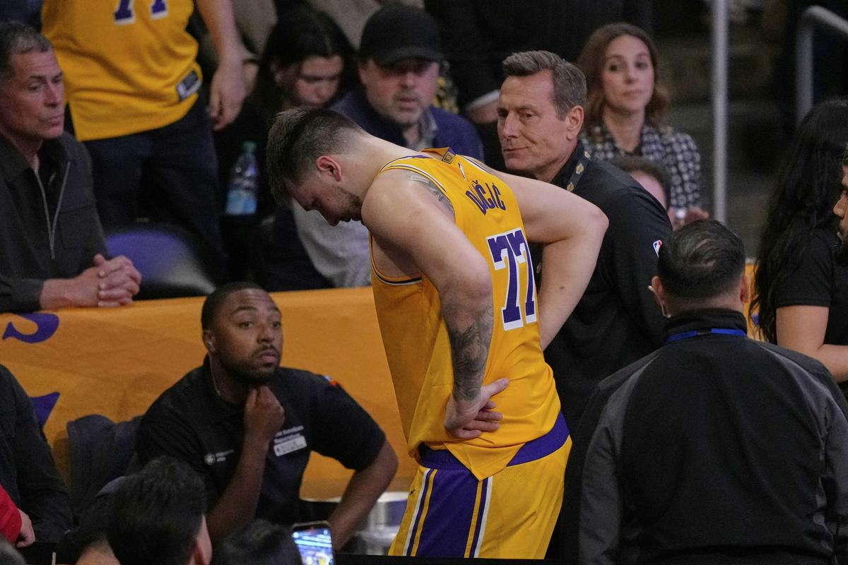 Dončić je odšepal v garderobo minuto pred koncem prvega polčasa. Foto: AP Dončić je odšepal v garderobo minuto pred koncem prvega polčasa. Foto: AP