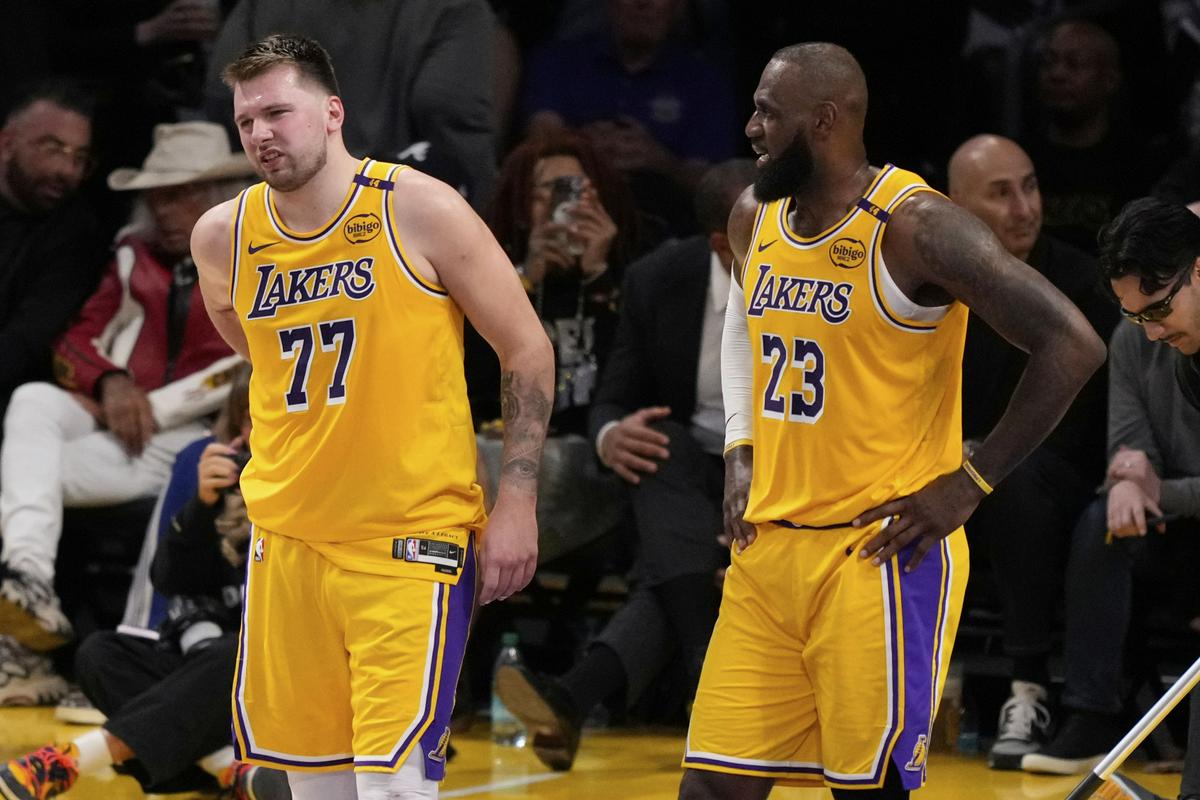 Dončić in James sta imela velike načrte v končnici, potem ko sta združila moči 2. februarja. Večina strokovnjakov je imela Lakerse za favorite v tej seriji, a Minnesota jih je popolnoma zasenčila. Foto: AP Dončić in James sta imela velike načrte v končnici, potem ko sta združila moči 2. februarja. Večina strokovnjakov je imela Lakerse za favorite v tej seriji, a Minnesota jih je popolnoma zasenčila. Foto: AP