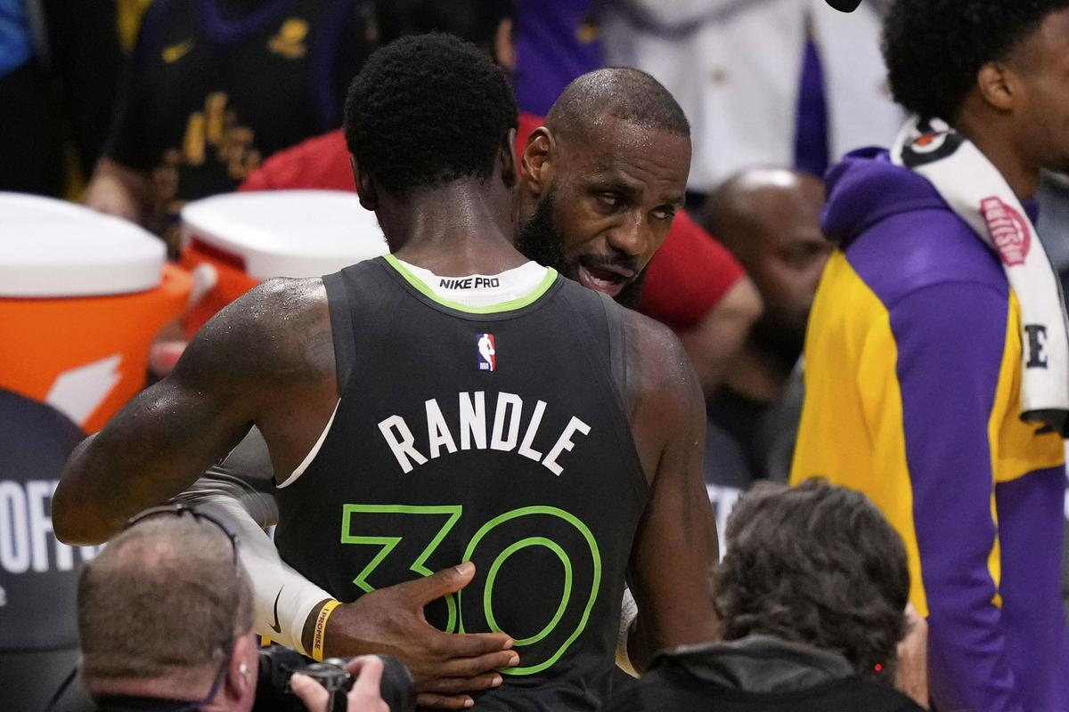 James je čestital Juliusu Randlu za zasluženo uvrstitev Minnesote v polfinale Zahoda. Foto: AP James je čestital Juliusu Randlu za zasluženo uvrstitev Minnesote v polfinale Zahoda. Foto: AP