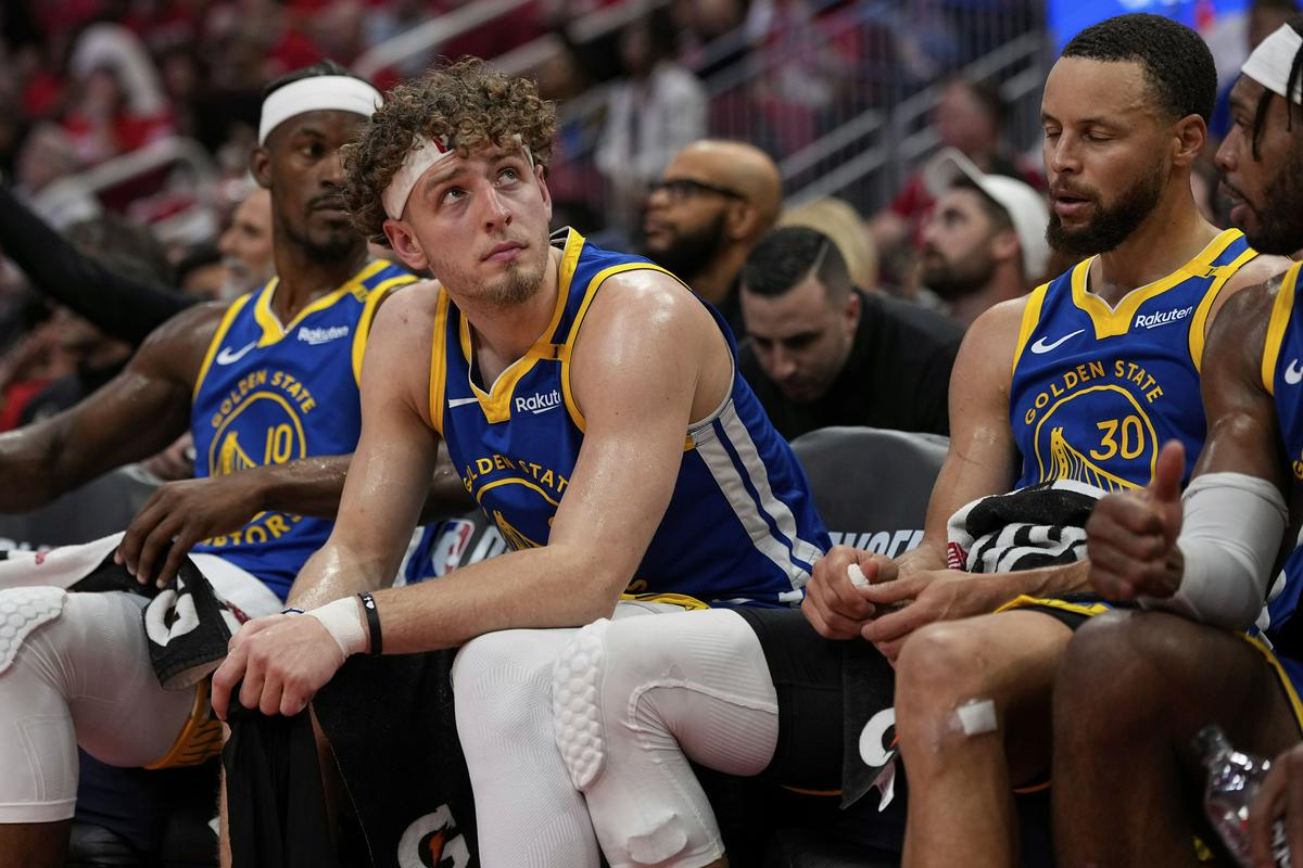 Jimmy Butler, Brandin Podziemski in Stephen Curry so večino drugega polčasa presedeli na klopi. Foto: AP Jimmy Butler, Brandin Podziemski in Stephen Curry so večino drugega polčasa presedeli na klopi. Foto: AP