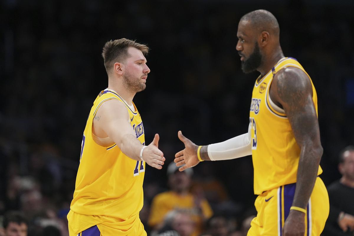 Luka Dončić ima v karieri povprečje nižje le od Michaela Jordana, LeBron James pa je dal največ točk v končnici med vsemi. Pričakovanja so bila visoka, toda Volkovi so bili močnejši. Foto: AP Luka Dončić ima v karieri povprečje nižje le od Michaela Jordana, LeBron James pa je dal največ točk v končnici med vsemi. Pričakovanja so bila visoka, toda Volkovi so bili močnejši. Foto: AP