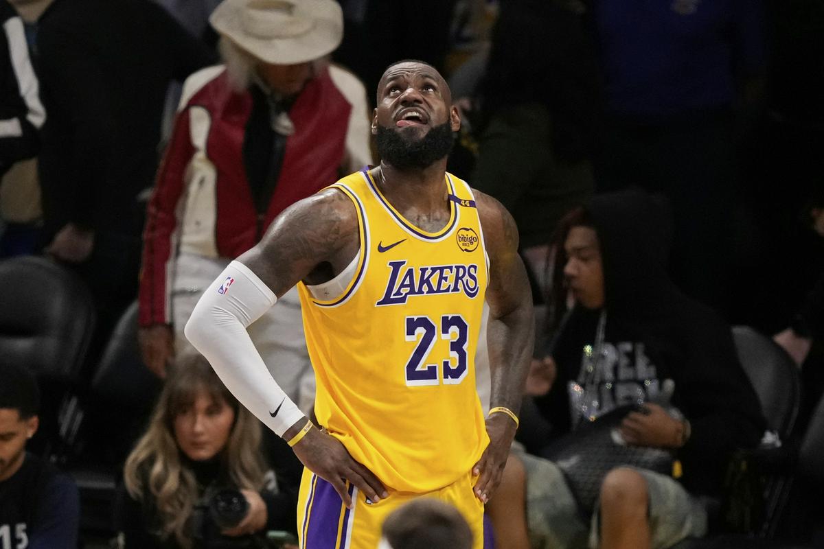 LeBron James je bil v svoji 22. sezoni v Ligi NBA soigralec s sinom Bronnyjem. Foto: AP LeBron James je bil v svoji 22. sezoni v Ligi NBA soigralec s sinom Bronnyjem. Foto: AP