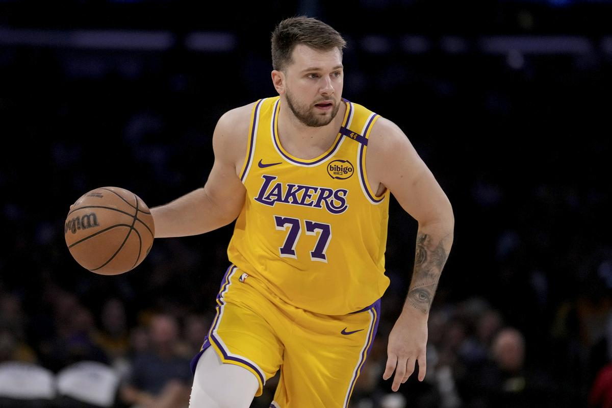Prestop k Lakersom Luke Dončića je dvignil ogromno prahu. Po selitvi je bil njegov dres najbolj prodajan med vsemi v ligi. Foto: AP Prestop k Lakersom Luke Dončića je dvignil ogromno prahu. Po selitvi je bil njegov dres najbolj prodajan med vsemi v ligi. Foto: AP