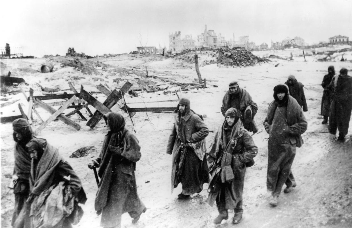 Zajeti nemški vojaki med bitko za Stalingrad. Foto: AP Zajeti nemški vojaki med bitko za Stalingrad. Foto: AP