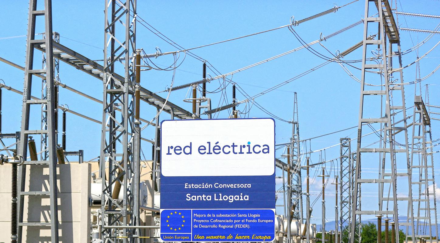 REE je sporočil, da je v ponedeljek pred mrkom za pet sekund nenadoma izginilo 15 gigavatov energije, kar je 60 odstotkov vse energije, ki so jo uporabljali. Foto: Reuters REE je sporočil, da je v ponedeljek pred mrkom za pet sekund nenadoma izginilo 15 gigavatov energije, kar je 60 odstotkov vse energije, ki so jo uporabljali. Foto: Reuters