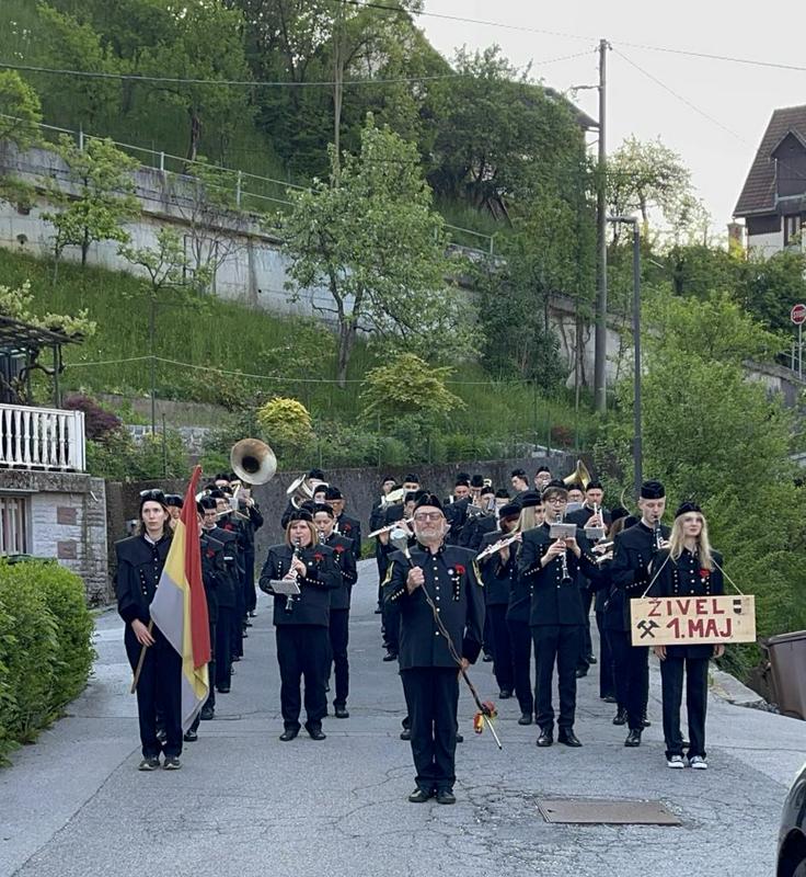 Godbeno društvo rudarjev Idrija ob prvomajski budnici. Foto: Facebook Godbeno društvo rudarjev Idrija ob prvomajski budnici. Foto: Facebook
