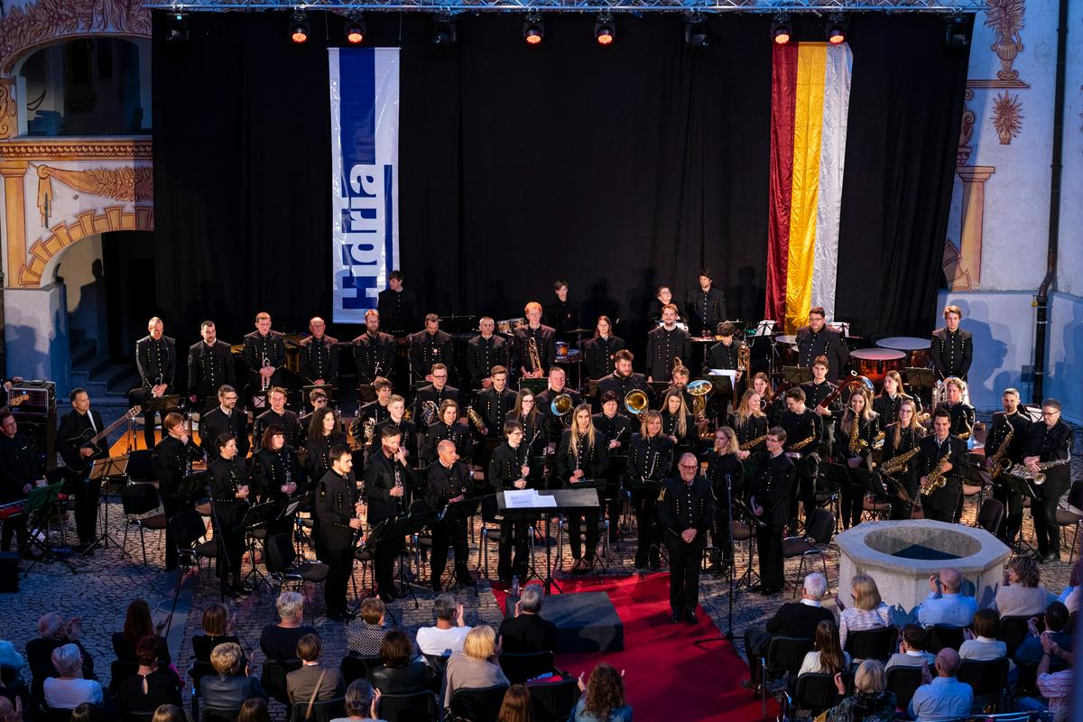 Ob visokem jubileju šteje Godbeno društvo rudarjev Idrija nekaj več kot 70 aktivnih članic in članov. Najmlajša ima 11 let, najizkušenejši pa 88. Godbeno društvo rudarjev Idrija je vpisano v register žive dediščine pri ministrstvu za kulturo. (Na fotografiji poletni koncert 2022.) Foto: Robert Zabukovec Ob visokem jubileju šteje Godbeno društvo rudarjev Idrija nekaj več kot 70 aktivnih članic in članov. Najmlajša ima 11 let, najizkušenejši pa 88. Godbeno društvo rudarjev Idrija je vpisano v register žive dediščine pri ministrstvu za kulturo. (Na fotografiji poletni koncert 2022.) Foto: Robert Zabukovec