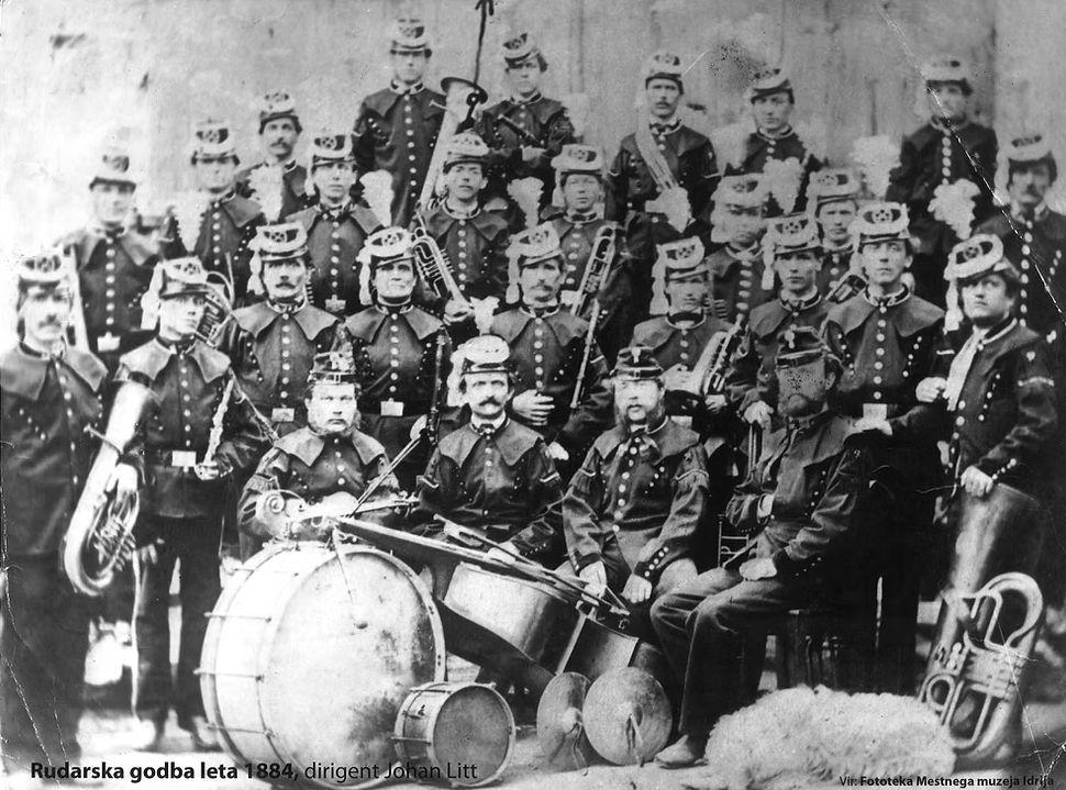 Rudarska godba leta 1884. Foto: Mestni muzej Idrija Rudarska godba leta 1884. Foto: Mestni muzej Idrija