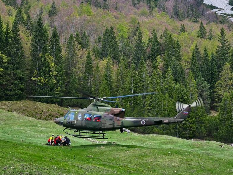 Pilotko in kopilota je z nedostopnega terena na varno prepeljal vojaški helikopter. Foto: Gorska reševalna služba Bovec/Facebook Pilotko in kopilota je z nedostopnega terena na varno prepeljal vojaški helikopter. Foto: Gorska reševalna služba Bovec/Facebook