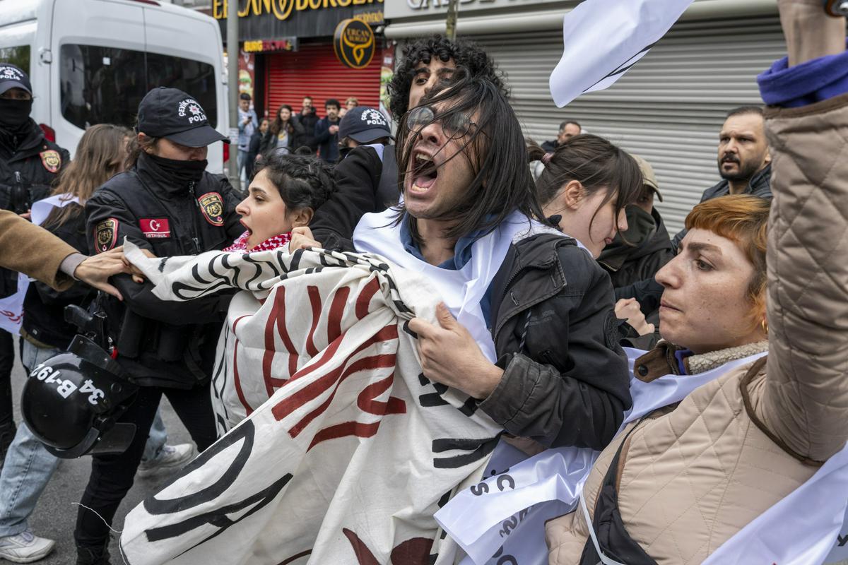 Aretacije protestnikov v Carigradu. Foto: EPA Aretacije protestnikov v Carigradu. Foto: EPA