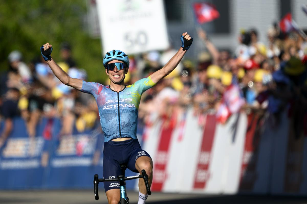 Zadovoljni zmagovalec druge etape Dirke po Romandiji Lorenzo Fortunato. Foto: EPA Zadovoljni zmagovalec druge etape Dirke po Romandiji Lorenzo Fortunato. Foto: EPA