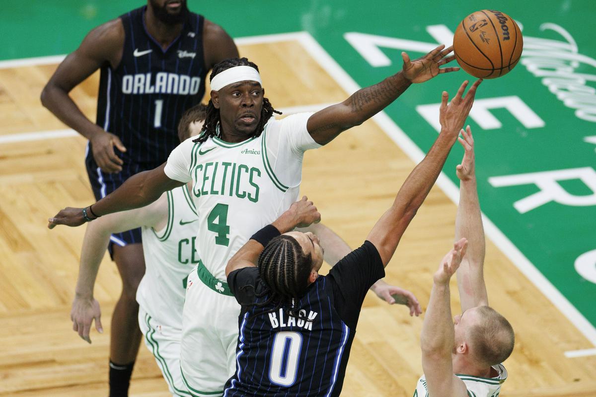 Jrue Holiday ima z Bostonom znova lepo priložnost za naslov prvaka v Ligi NBA. Celticsi, ki so v lanskem finalu ugnali Dallas s 4:1 v zmagah, so v uvodnem krogu končnice zanesljivo premagali Orlando. Foto: EPA Jrue Holiday ima z Bostonom znova lepo priložnost za naslov prvaka v Ligi NBA. Celticsi, ki so v lanskem finalu ugnali Dallas s 4:1 v zmagah, so v uvodnem krogu končnice zanesljivo premagali Orlando. Foto: EPA