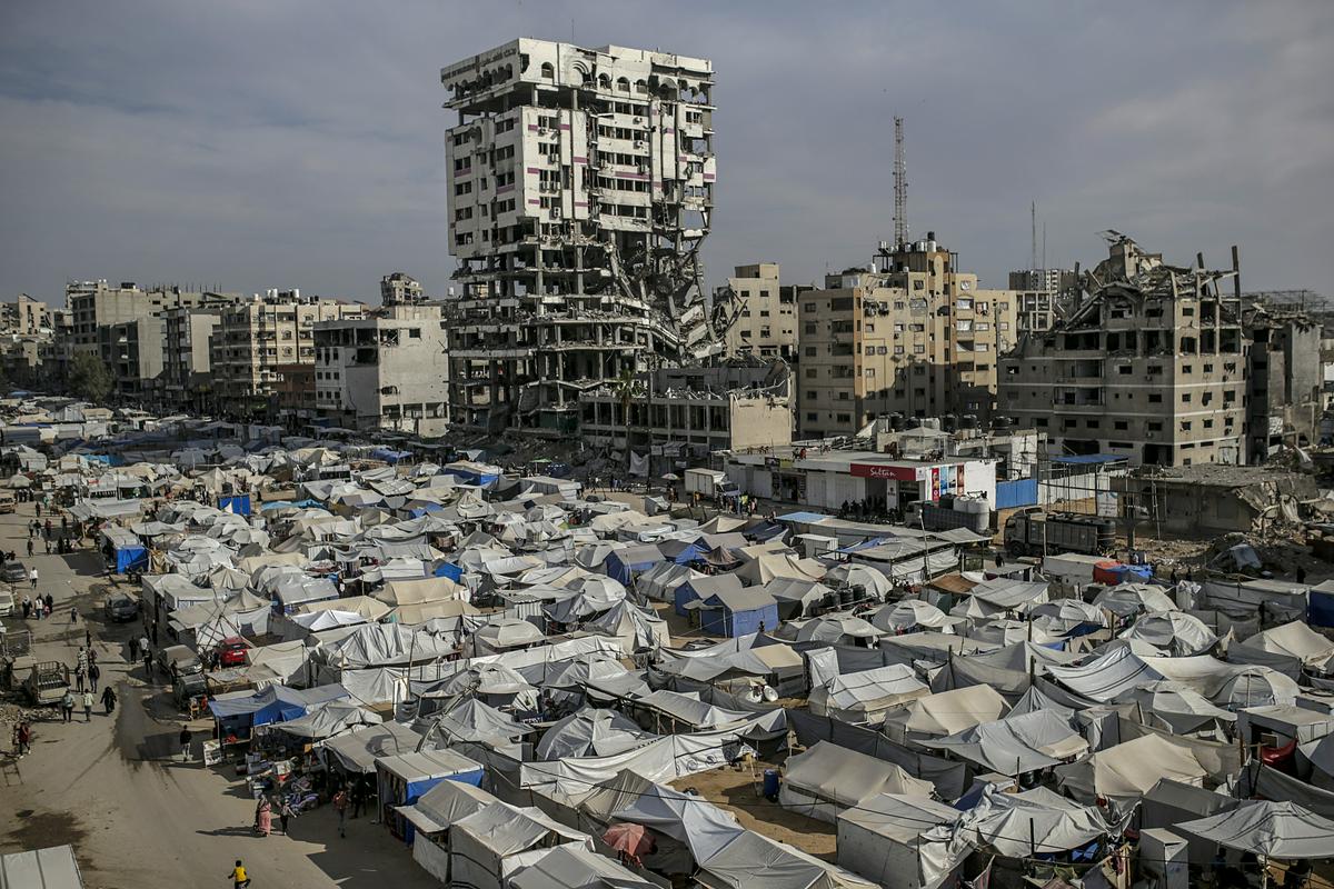 Prizor iz razdejanega mesta Gaza. Foto: EPA Prizor iz razdejanega mesta Gaza. Foto: EPA