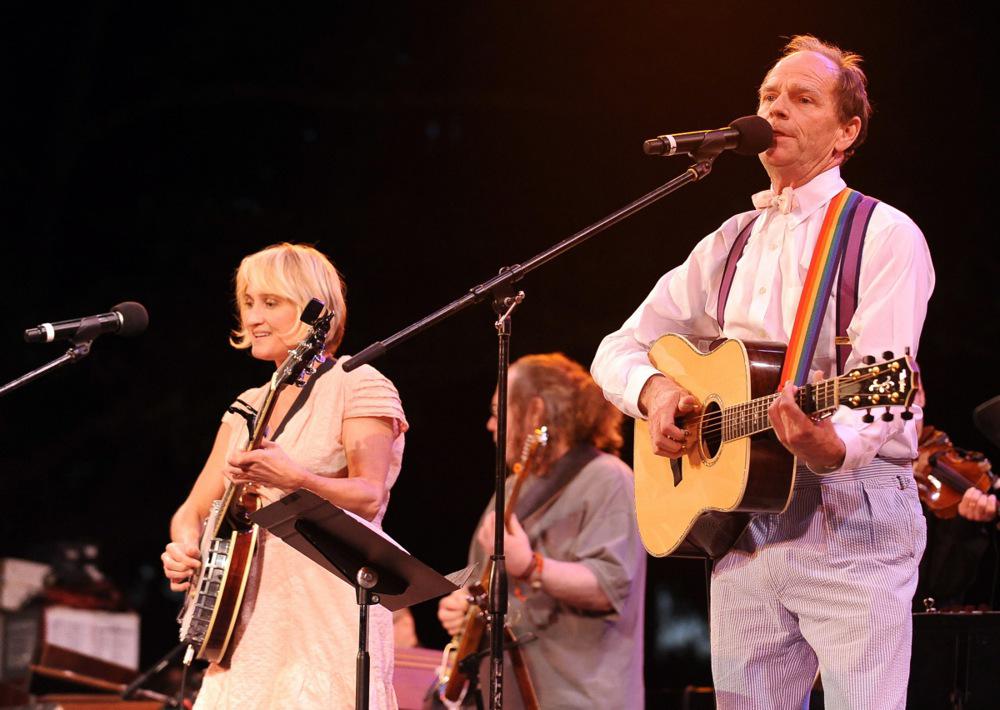 Jill Sobule in Livingston Taylor med nastopom na 25. obletnici dogodka Summerstage Gala. Foto: EPA Jill Sobule in Livingston Taylor med nastopom na 25. obletnici dogodka Summerstage Gala. Foto: EPA