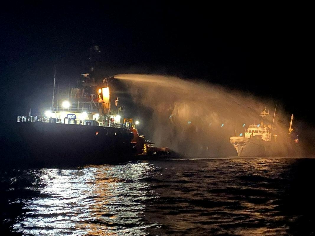 Vlačilec gasi požar na ladji Conscience (Vest) organizacije Freedom Flotilla zunaj malteških ozemeljskih voda. Foto: Reuters Vlačilec gasi požar na ladji Conscience (Vest) organizacije Freedom Flotilla zunaj malteških ozemeljskih voda. Foto: Reuters