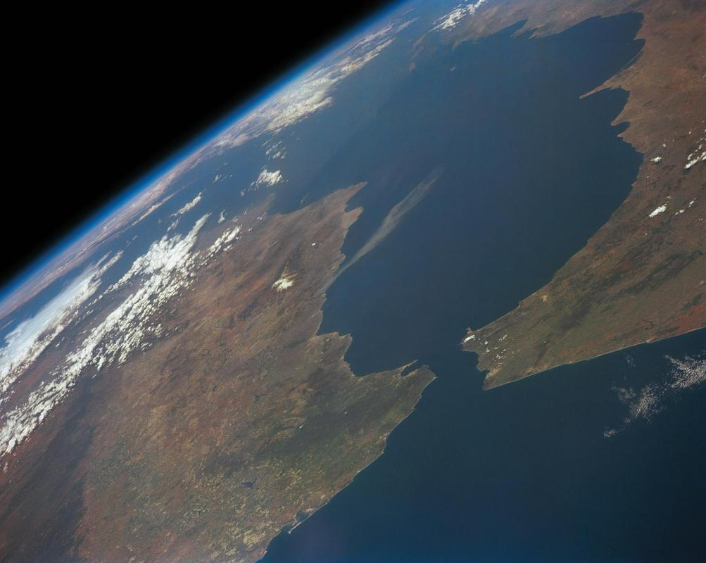 Kam naj bi sonda natančno padla, ni jasno, tudi ne, ali bo preživela padec skozi ozračje. Foto: NASA/JSC Kam naj bi sonda natančno padla, ni jasno, tudi ne, ali bo preživela padec skozi ozračje. Foto: NASA/JSC