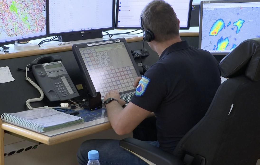 Kljub dolgotrajni stavki na centrih za obveščanje vseskozi poudarjajo, da njihovi ukrepi ne ogrožajo varnosti ljudi. Foto: Televizija Slovenija (zajem zaslona) Kljub dolgotrajni stavki na centrih za obveščanje vseskozi poudarjajo, da njihovi ukrepi ne ogrožajo varnosti ljudi. Foto: Televizija Slovenija (zajem zaslona)