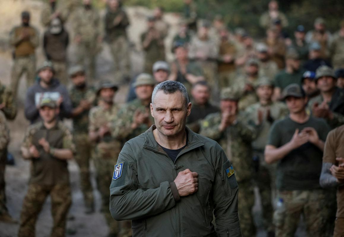 Vitalij Kličko s pripadniki ukrajinske nacionalne garde. Foto: Reuters Vitalij Kličko s pripadniki ukrajinske nacionalne garde. Foto: Reuters