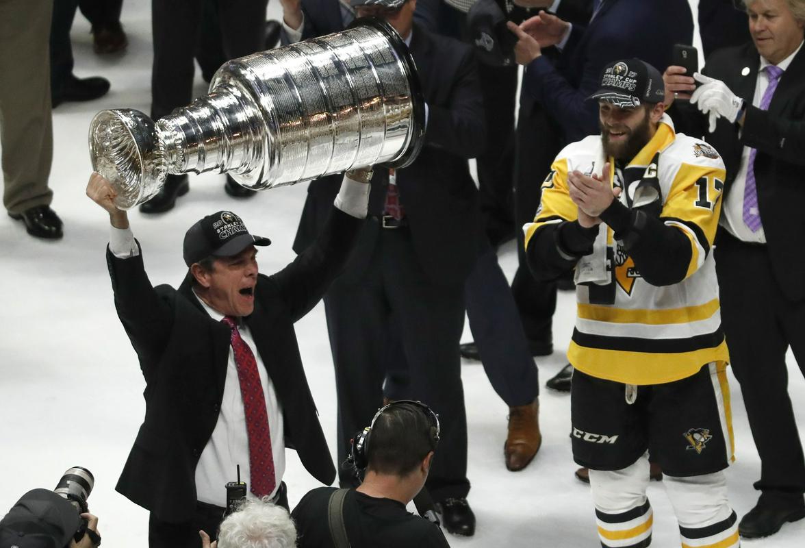 Mike Sullivan je dvakrat dvignil Stanleyjev pokal, ko je vodil Pittsburgh. Foto: AP Mike Sullivan je dvakrat dvignil Stanleyjev pokal, ko je vodil Pittsburgh. Foto: AP