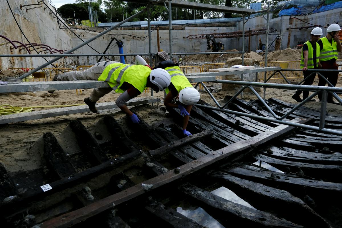 Rebra morskega plovila iz srednjega veka so se ohranila zaradi vlažnega peska, ki jih je prekrival vsa ta leta. Foto: Reuters Rebra morskega plovila iz srednjega veka so se ohranila zaradi vlažnega peska, ki jih je prekrival vsa ta leta. Foto: Reuters