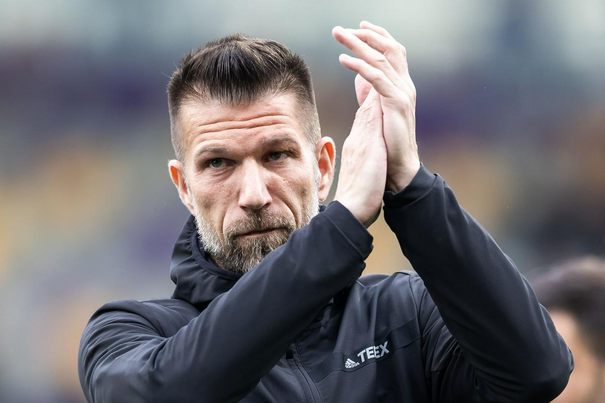Boštjan Cesar se je pred dvema mesecema veselil zmage na derbiju, a vijoličasti so nato že tri dni pozneje doživeli hladno prho v Ajdovščini. Po zmagi nad Olimpijo je imel Maribor le tri točke zaostanka, zdaj pa je razlika narasla na 10 točk. Foto: www.alesfevzer.com Boštjan Cesar se je pred dvema mesecema veselil zmage na derbiju, a vijoličasti so nato že tri dni pozneje doživeli hladno prho v Ajdovščini. Po zmagi nad Olimpijo je imel Maribor le tri točke zaostanka, zdaj pa je razlika narasla na 10 točk. Foto: www.alesfevzer.com