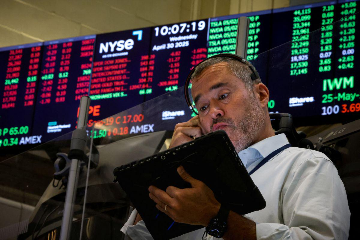 Prvič po januarju se je zgodilo, da je newyorški indeks S & P 500 na tedenski ravni poskočil dvakrat zapored. Vseeno je še vedno za skoraj osem odstotkov oddaljen od rekorda, je bil pa po Trumpovemu dnevu osvoboditve že za 20 odstotkov pod vrhom (pri 4.954 točkah). Okrevanje temelji na Trumpovi 90-dnevni preložitvi uvedbe carin in na predpostavki, da bodo carine na koncu zmerne, predvsem pa da se bodo ZDA dogovorile s Kitajsko in se izognile trgovinski vojni. V naslednjem tednu bo zasedala ameriška centralna banka, ki naj bi obrestno mero pustila v razmiku med 4,25 in 4,50 odstotka. Foto: Reuters Prvič po januarju se je zgodilo, da je newyorški indeks S & P 500 na tedenski ravni poskočil dvakrat zapored. Vseeno je še vedno za skoraj osem odstotkov oddaljen od rekorda, je bil pa po Trumpovemu dnevu osvoboditve že za 20 odstotkov pod vrhom (pri 4.954 točkah). Okrevanje temelji na Trumpovi 90-dnevni preložitvi uvedbe carin in na predpostavki, da bodo carine na koncu zmerne, predvsem pa da se bodo ZDA dogovorile s Kitajsko in se izognile trgovinski vojni. V naslednjem tednu bo zasedala ameriška centralna banka, ki naj bi obrestno mero pustila v razmiku med 4,25 in 4,50 odstotka. Foto: Reuters
