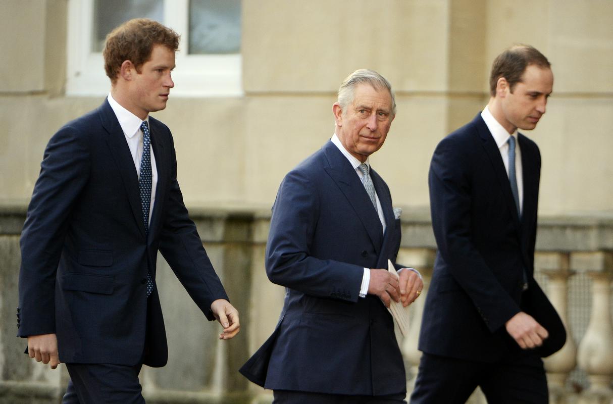 Harry je trenutno povsem odrezan od kraljeve družine – ne oče, kralj Karel, ne njegov starejši brat, prestolonaslednik William, ne govorita z njim. Foto: EPA Harry je trenutno povsem odrezan od kraljeve družine – ne oče, kralj Karel, ne njegov starejši brat, prestolonaslednik William, ne govorita z njim. Foto: EPA