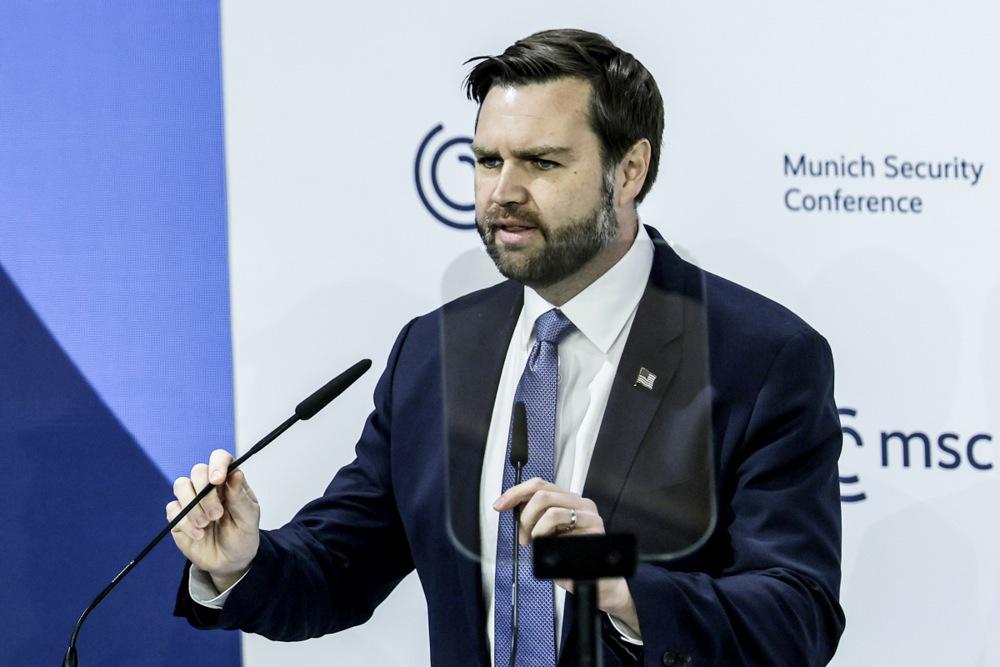 Podpredsednik ZDA J. D. Vance je govoru na Münchenski varnostni konferenci pred nemškimi parlamentarnimi volitvami izrazil podporo AfD-ju, in ob tem opozoril, da birokrati v Nemčiji poskušajo uničiti to stranko. Foto: EPA Podpredsednik ZDA J. D. Vance je govoru na Münchenski varnostni konferenci pred nemškimi parlamentarnimi volitvami izrazil podporo AfD-ju, in ob tem opozoril, da birokrati v Nemčiji poskušajo uničiti to stranko. Foto: EPA