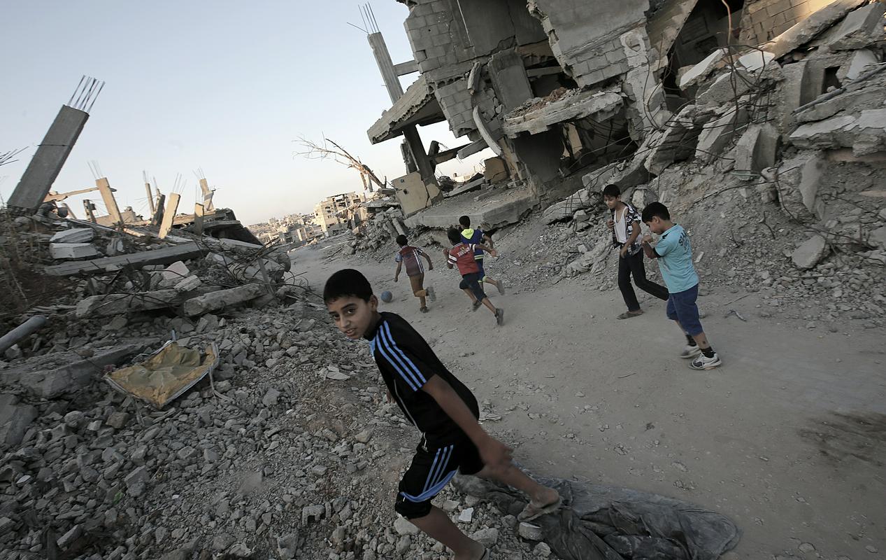 Fotografija iz Gaze iz leta 2015, ki prikazuje razdejano sosesko Šudžaja, eno od mnogih, ki jih je Izrael napadel leta 2014. Takrat je bilo v izraelskih napadih ubitih 2251 Palestincev, od tega 551 otrok. Slovenija je kljub temu še naprej izvažala orožje v Izrael. Foto: EPA Fotografija iz Gaze iz leta 2015, ki prikazuje razdejano sosesko Šudžaja, eno od mnogih, ki jih je Izrael napadel leta 2014. Takrat je bilo v izraelskih napadih ubitih 2251 Palestincev, od tega 551 otrok. Slovenija je kljub temu še naprej izvažala orožje v Izrael. Foto: EPA