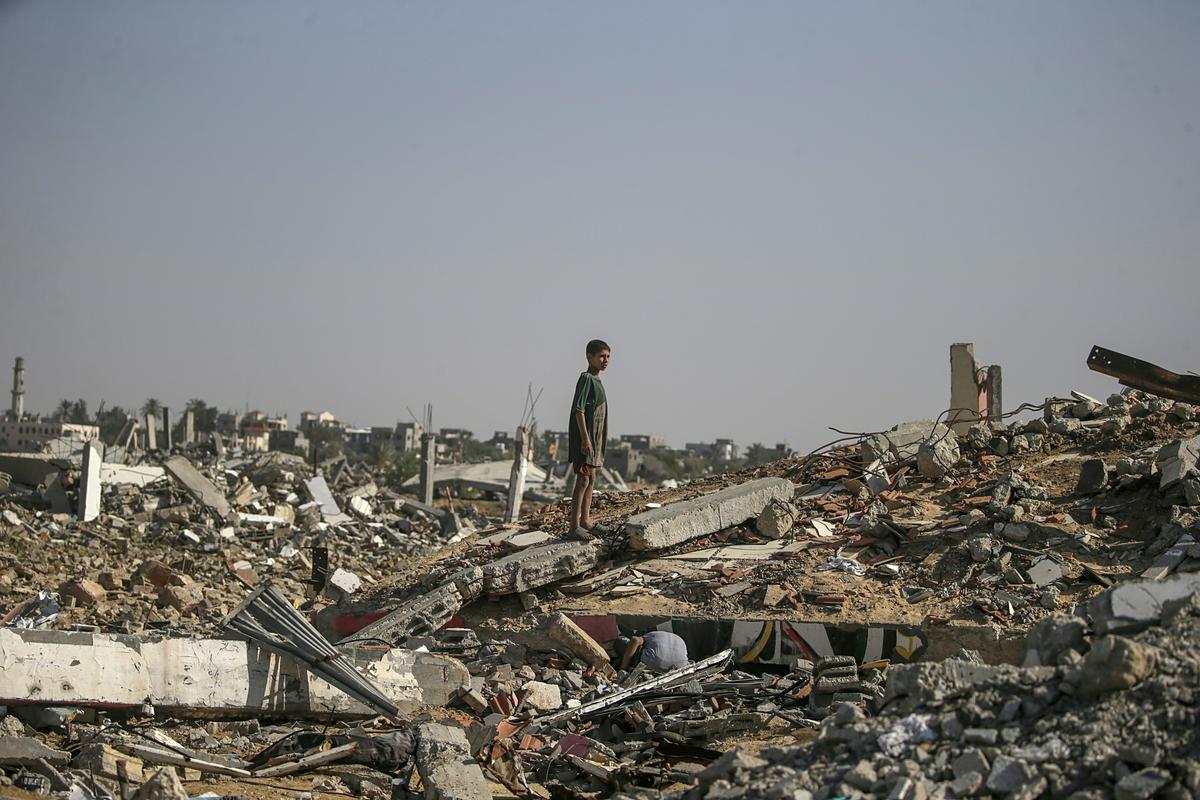 Prizor iz begunskega taborišča Burejdž v osrednji Gazi. Izrael je Gazo od leta 2008 bombardiral vsakih nekaj let, pri čemer je bilo ubitih tisoče civilistov, Slovenija pa je kljub temu vztrajala pri vojaškem sodelovanju z Izraelom in mu skoraj vsako leto prodajala orožje, nemoteno je potekalo tudi gospodarsko in politično sodelovanje med državama. Foto: EPA Prizor iz begunskega taborišča Burejdž v osrednji Gazi. Izrael je Gazo od leta 2008 bombardiral vsakih nekaj let, pri čemer je bilo ubitih tisoče civilistov, Slovenija pa je kljub temu vztrajala pri vojaškem sodelovanju z Izraelom in mu skoraj vsako leto prodajala orožje, nemoteno je potekalo tudi gospodarsko in politično sodelovanje med državama. Foto: EPA