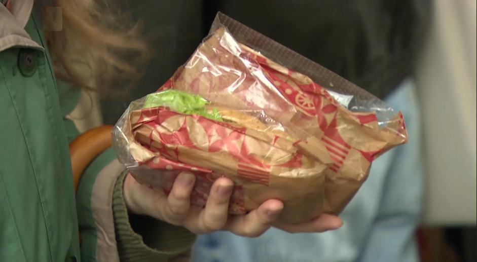 Radio Študent bo razdeljevanje brezplačnih študentskih obrokov brezdomcem nadaljeval do začetka poletja, do zdaj pa so razdelili že več kot 150 sendvičev. Foto: Televizija Slovenija (zajem zaslona) Radio Študent bo razdeljevanje brezplačnih študentskih obrokov brezdomcem nadaljeval do začetka poletja, do zdaj pa so razdelili že več kot 150 sendvičev. Foto: Televizija Slovenija (zajem zaslona)