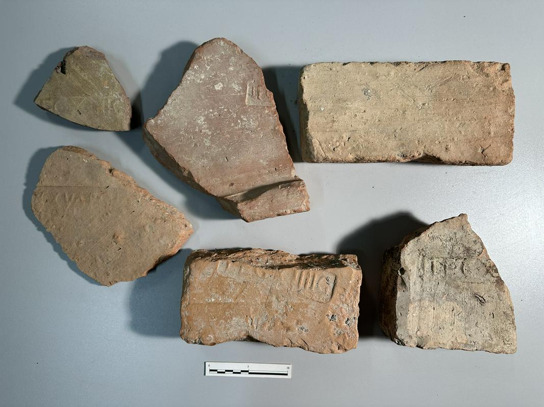 Ožigosane opeke, najdene na arheološkem najdišču. Foto: Österreichischen Akademie der Wissenschaften/Österreichisches Archäologisches Institut Ožigosane opeke, najdene na arheološkem najdišču. Foto: Österreichischen Akademie der Wissenschaften/Österreichisches Archäologisches Institut