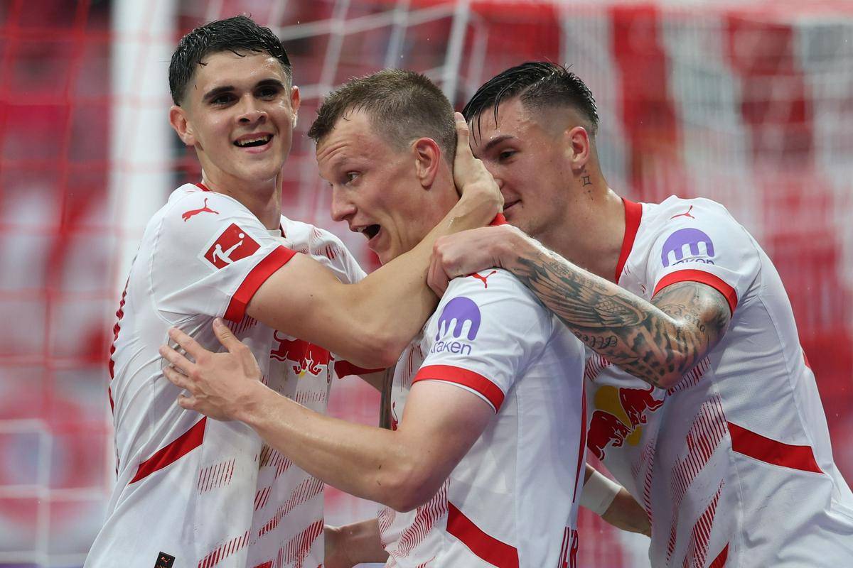 Lukas Klostermann je z glavo kronal imenitno predstavo rdečih bikov v prvem polčasu. Foto: EPA Lukas Klostermann je z glavo kronal imenitno predstavo rdečih bikov v prvem polčasu. Foto: EPA
