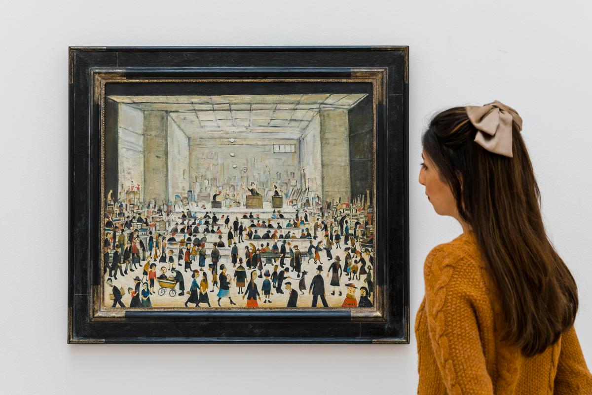 Omenimo, da je Wallaceu Lowry ob nakupu iz hvaležnosti dal še eno sliko, The Manufacturing Town, ki jo je pred leti z Lowryjevim blagoslovom prodal za podobno ceno. Na fotografiji je Lowryjeva slika The Auction. Foto: EPA Omenimo, da je Wallaceu Lowry ob nakupu iz hvaležnosti dal še eno sliko, The Manufacturing Town, ki jo je pred leti z Lowryjevim blagoslovom prodal za podobno ceno. Na fotografiji je Lowryjeva slika The Auction. Foto: EPA